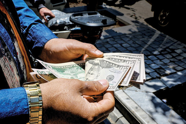 سایه ماشه/بازار ارز و طلا در سایه نگرانی از فشارهای تحریم رکوردهای تازه ثبت می‌‏کند