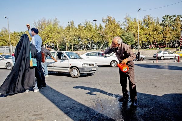 که گرما سخت سوزان است/بررسی‏‌های «هم‌میهن» نشان می‌دهد اوایل اردیبهشت تا اوایل خردادماه بیشترین میزان تابش اشعه ماوراء بنفش  بسیار شدید بود اما دولت اقدام به تعطیلی شهر نکرد