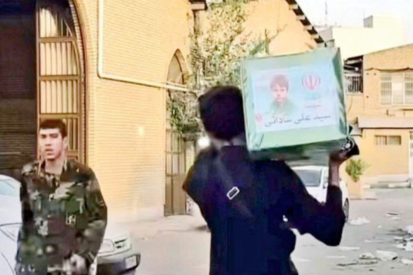 نکوبید «علی» خواب است/درباره عکسی از تابوتی که یک‌نفره به سمت خاک می‌رود