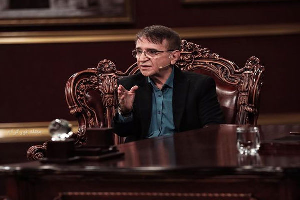 بی‌حال‌ترم از شیر/ دربارۀ مجریان و میهمانان پرمدعا و  کم‌سواد