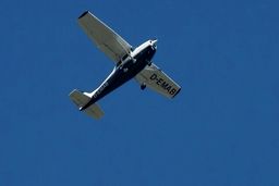 سقوط هواپیما در منطقه مسکونی دردسرساز شد + فیلم