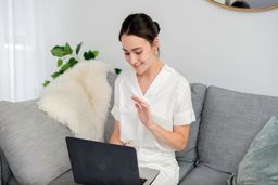 آنچه مهاجران نمی‌دانند: روانشناس آنلاین نجات‌دهنده است