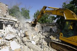 سومین مرحله تخریب ساخت‌وسازهای غیرمجاز در طاق‌بستان اجرا شد