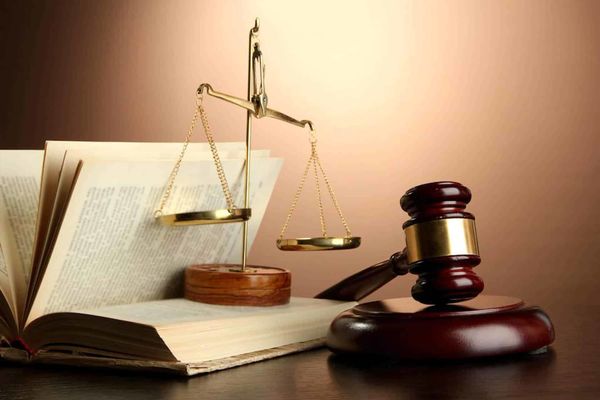 خودمختاری حقوقی؟/درباره محکومیت ۱۲وکیل در مشهد