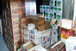 کشف انبار احتکار ۵۰۰ میلیاردی کالاهای اساسی در بندرعباس