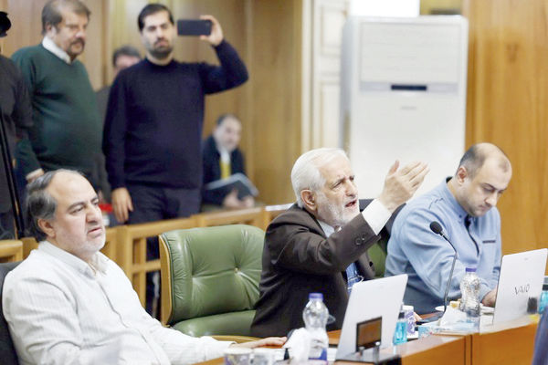 تنش و درگیری‌ در جلسه دیروز شورای شهر تهران/ رقابت زودهنگام انتخاباتی کلید خورد